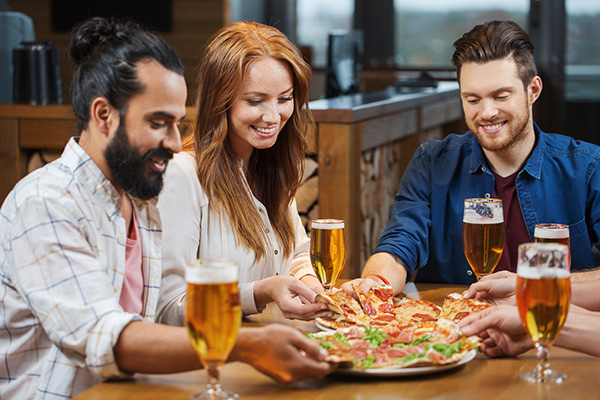 Friends, beer & pizza